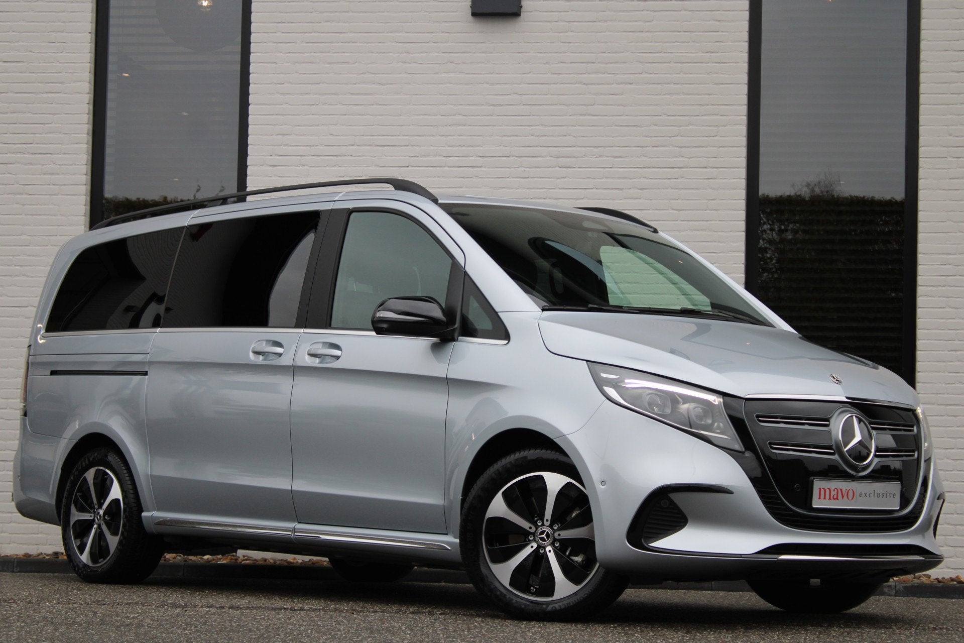 Mercedes-Benz EQV 300 L2 / AMG / Luchtvering / 7-Persoons /, Auto's, Dealer onderhouden, Gebruikt, Met garantie (alle), 2535 kg