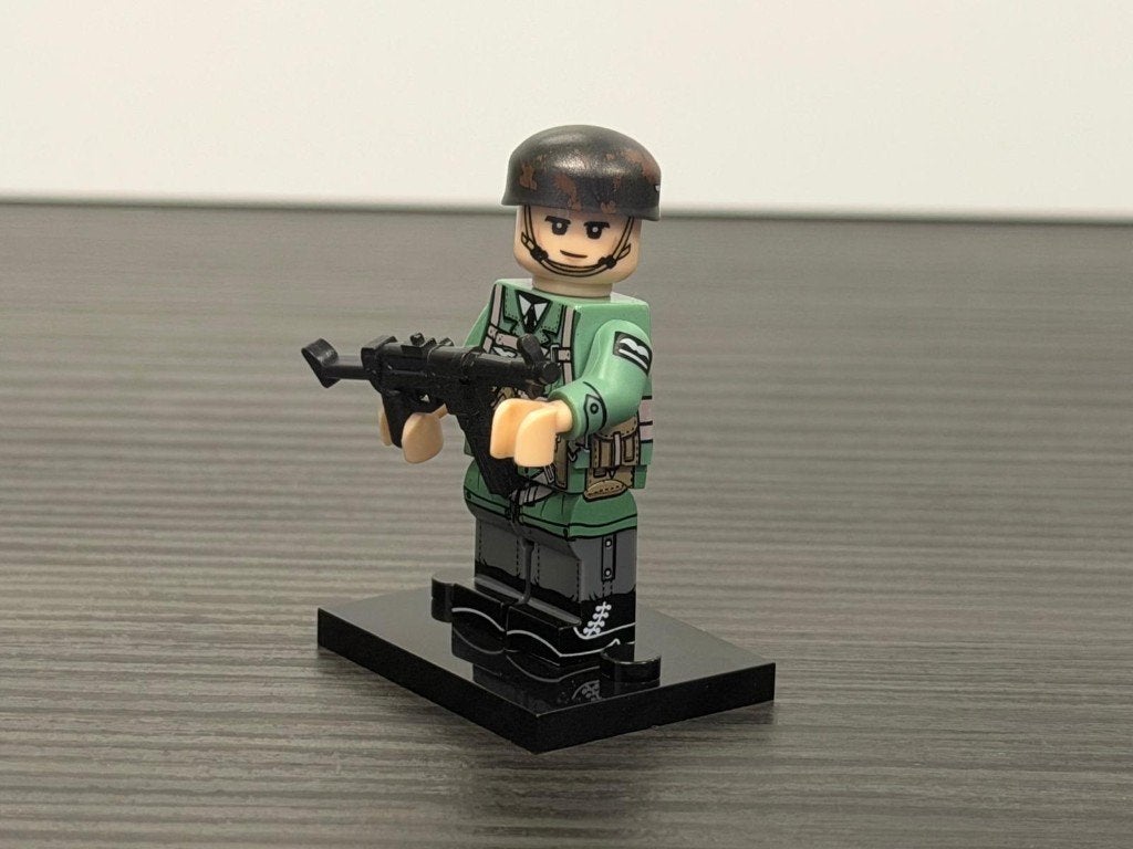 WW2 German Fallschirmjäger Minifig with MP40., Verzenden, Luchtmacht, Duitsland, Miniatuur of Beeldje