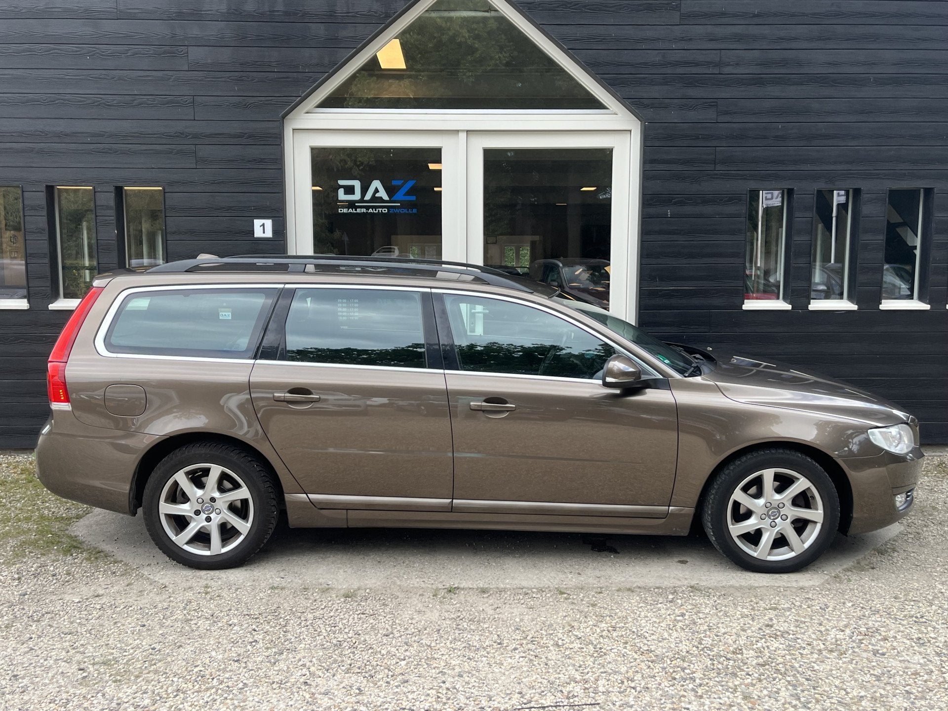 Volvo V70 1.6 T4 Nordic+ Aut/Ecc/Leer/Navi/Trekhaak, Zwart, 4 cilinders, Bruin, 179 pk