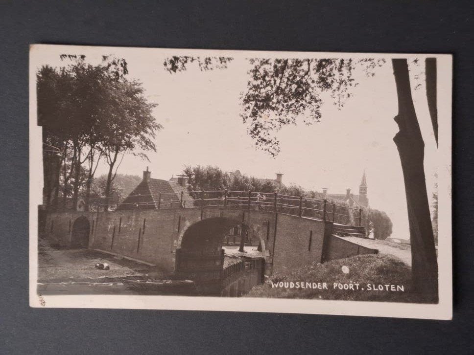 Fotokaart Sloten Friesland Zicht op de Woudsender Poort, Verzenden, 1920 tot 1940, Ongelopen, Friesland