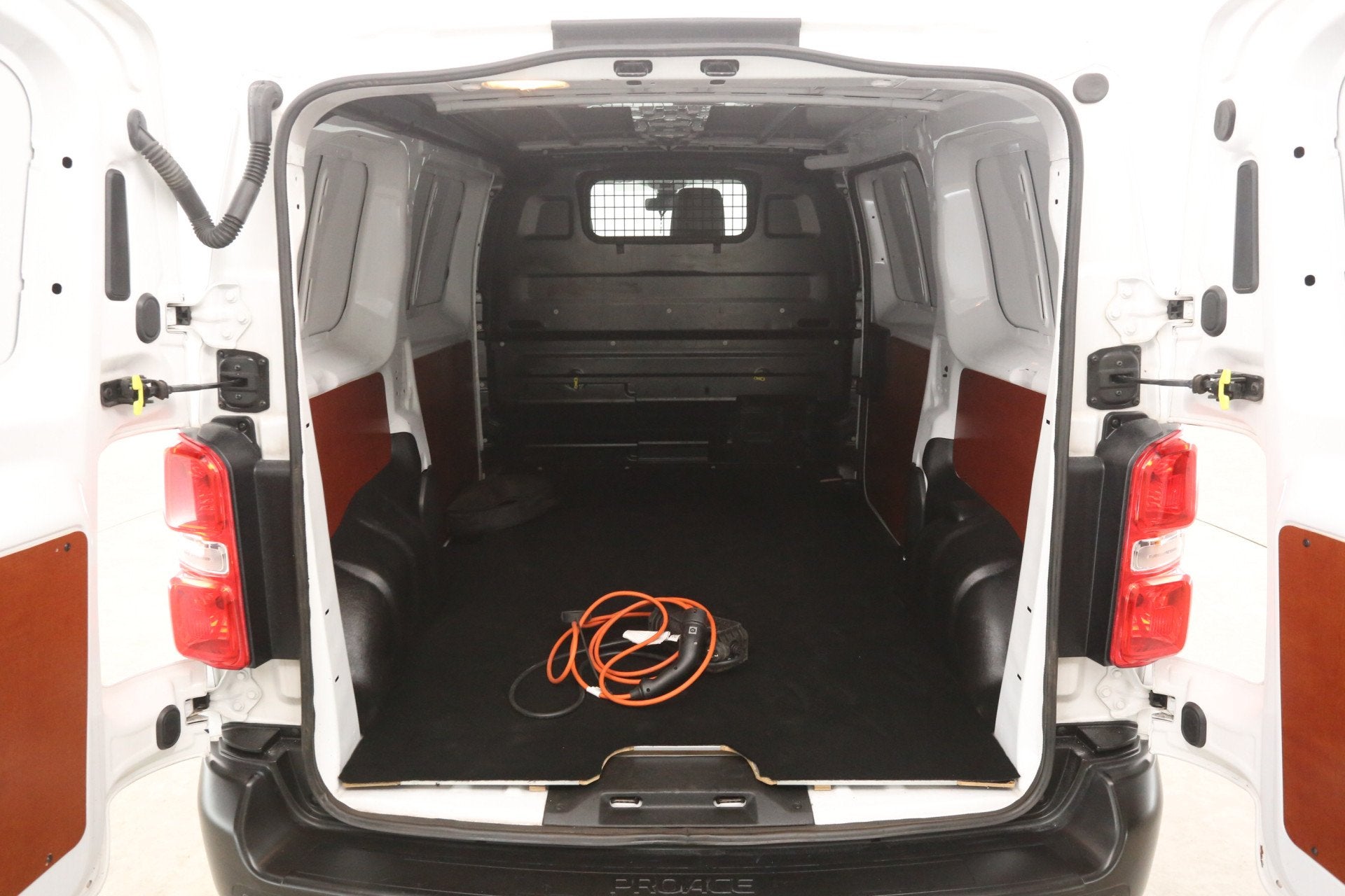 Toyota ProAce Elektrisch 75 kWh L2H1 | Snelladen | Airco | C, Auto's, Automaat, Gebruikt, Wit, Origineel Nederlands