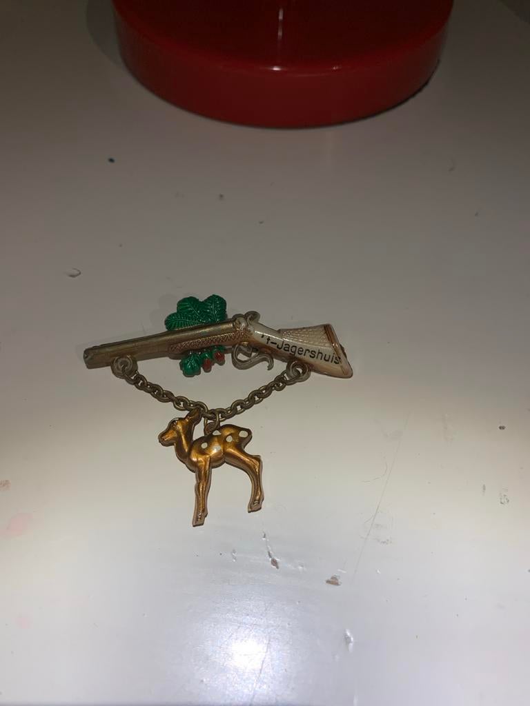 Vintage Broche Jachtgeweer met Hertje - 't Jagershuis, Overige materialen, 4 tot 7 cm, Gebruikt, Ophalen of Verzenden
