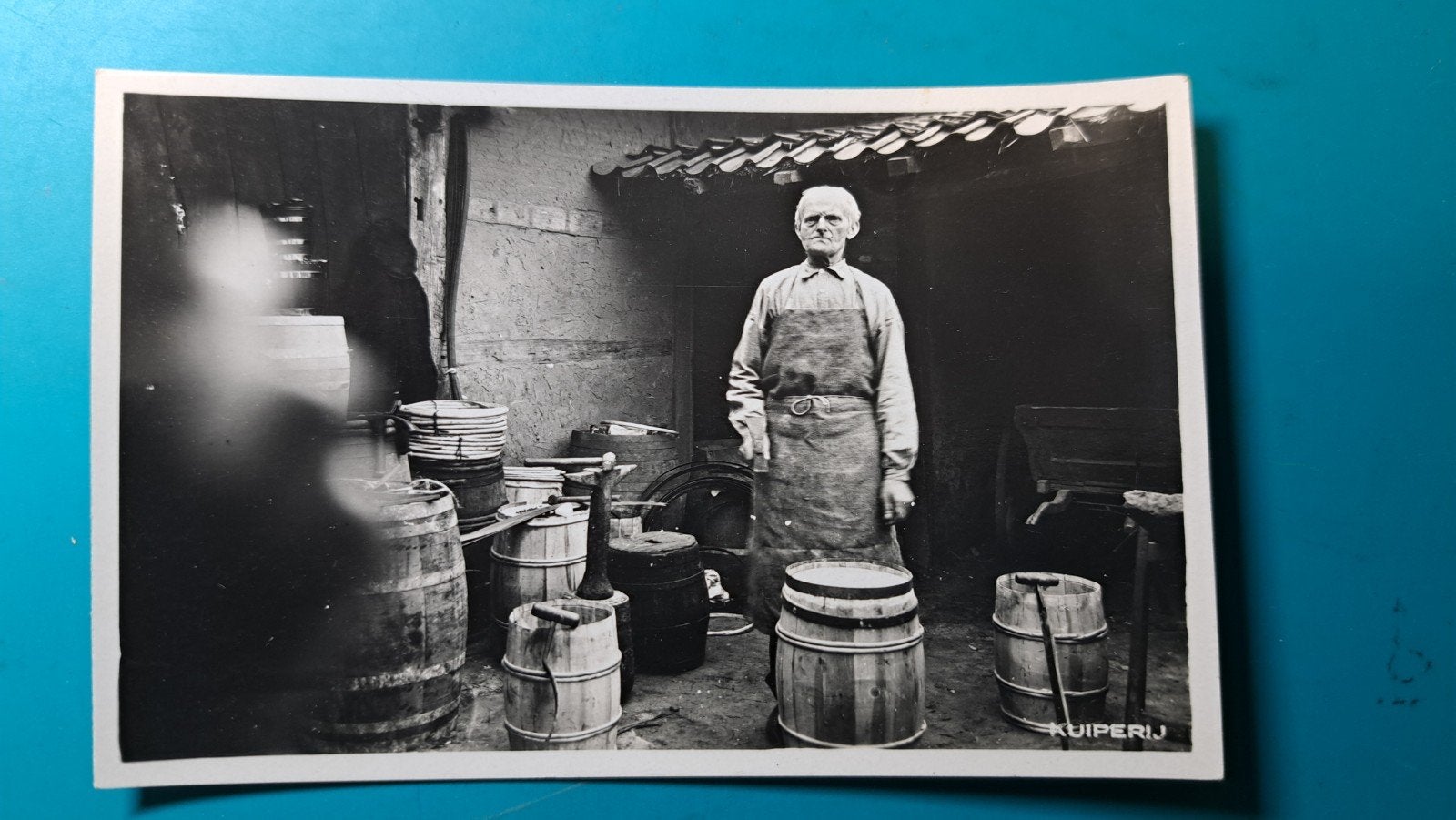 Kuiperij, Kuiper in actie, houten vaten, Oude ambacht, Ophalen of Verzenden, 1920 tot 1940, Ongelopen