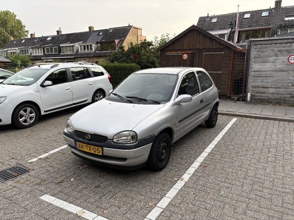 Opel Corsa 1.2 16V 3D 1998 Grijs - 148.000km - Carplay - Apk, Auto's, Zwart, 850 kg, Origineel Nederlands, Sound system