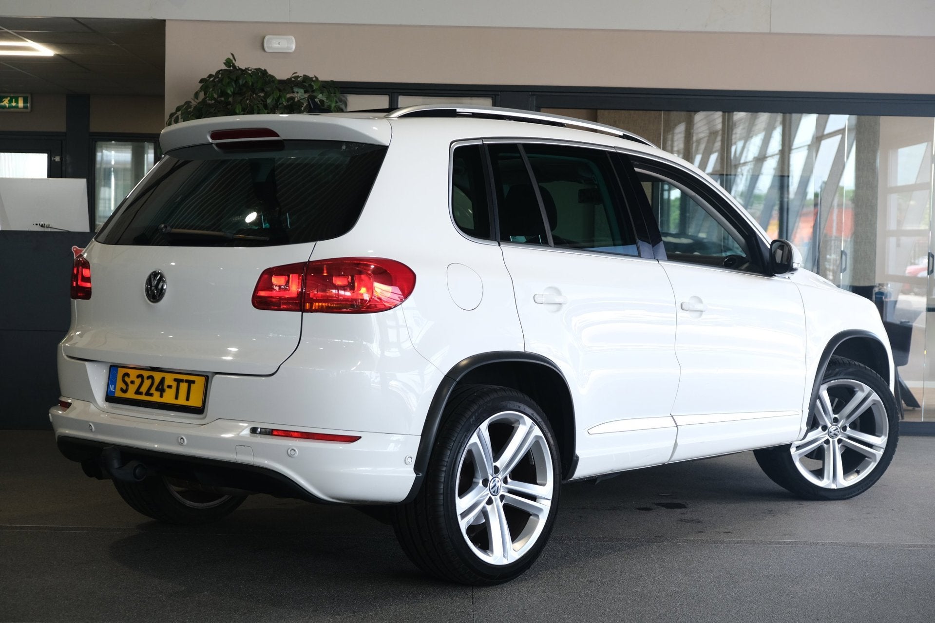 Volkswagen Tiguan 1.4 TSI R-line Pano Trek Cam Keyless Led P, Voorwielaandrijving, Euro 5, 15 km/l, 4 cilinders