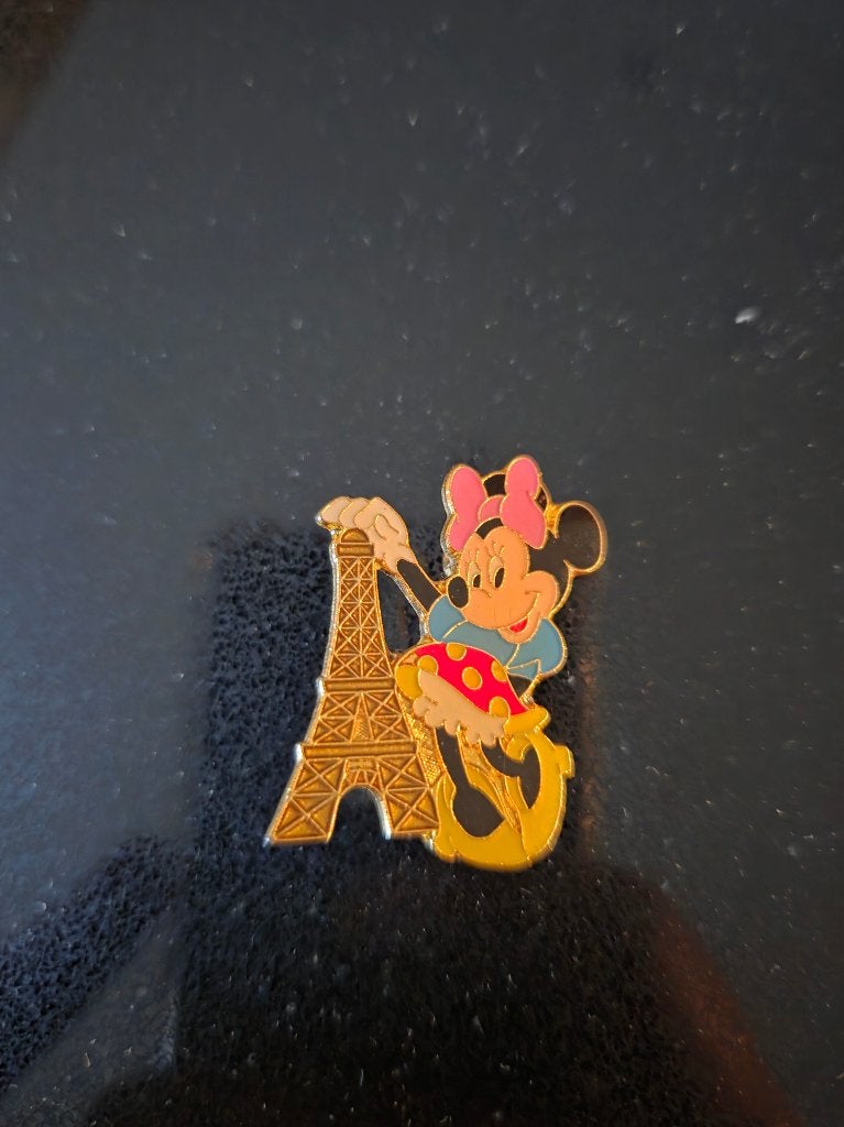 Oude Disney Minnie Mouse pin uit Disneyland Parijs / Paris, Ophalen of Verzenden, Overige figuren, Zo goed als nieuw, Beeldje of Figuurtje