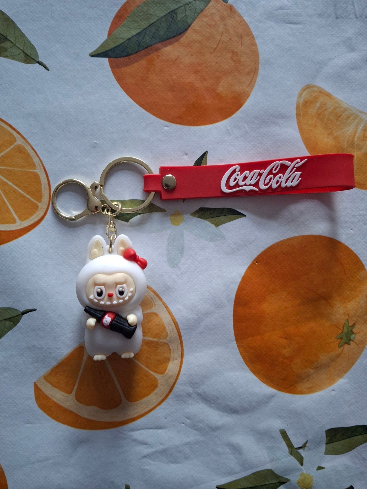 Coca-Cola Labubu sleutelhanger wit rood met polsbandje, Verzamelen, Ophalen of Verzenden, Nieuw, Knuffel of Figuurtje