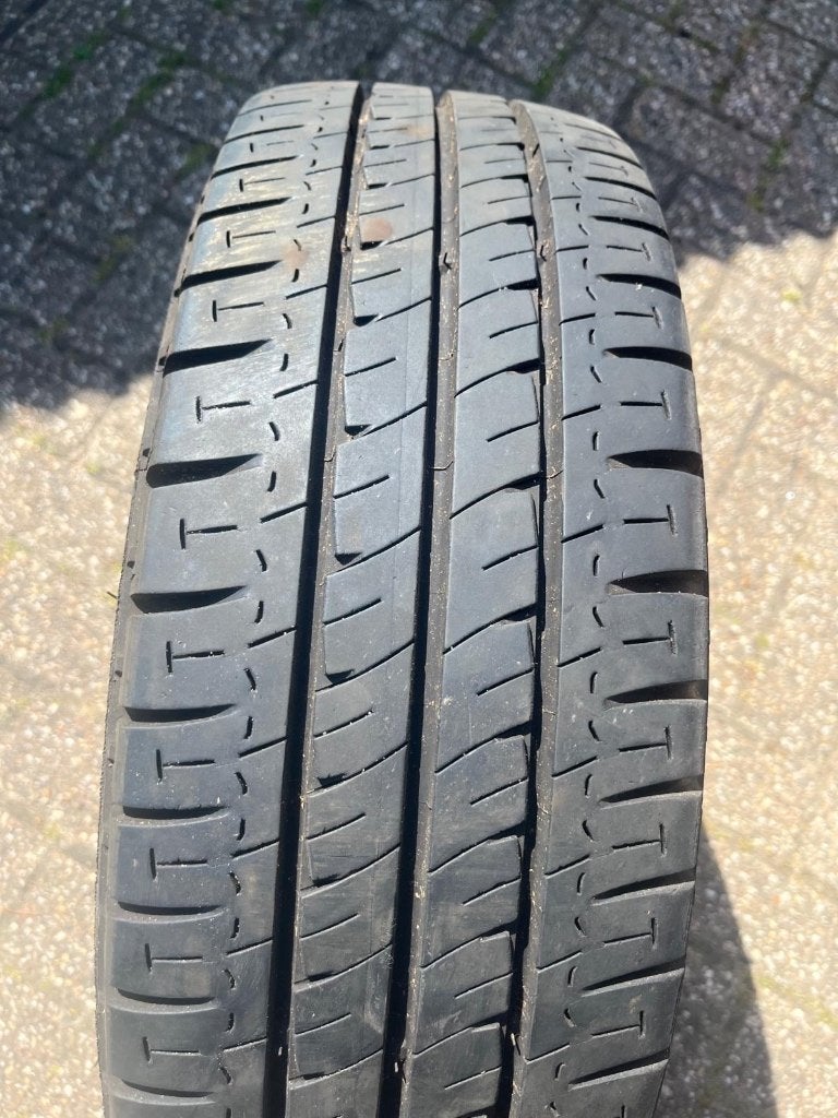 Mercedes Vito banden - 2 nieuw, 2 z.g.a.n. (ouder type), Ophalen, 16 inch, Band(en), 195 mm