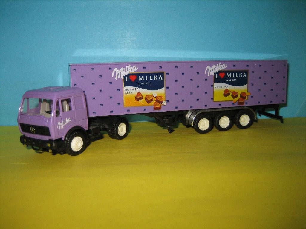 Milka  I - love  MERCEDES met oplegger  Herpa, Ophalen of Verzenden, Zo goed als nieuw, Bus of Vrachtwagen, Herpa