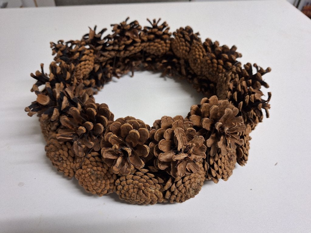 decoratie Krans Dennenappels 29 cm., Huis en Inrichting, Krans, Ophalen of Verzenden, Zo goed als nieuw, 29 cm