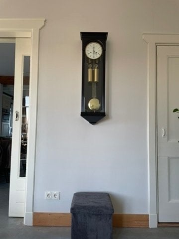 Klassieke wandklok met slinger en gewichten, Analoog, Met gewichten, Ophalen of Verzenden, Zo goed als nieuw