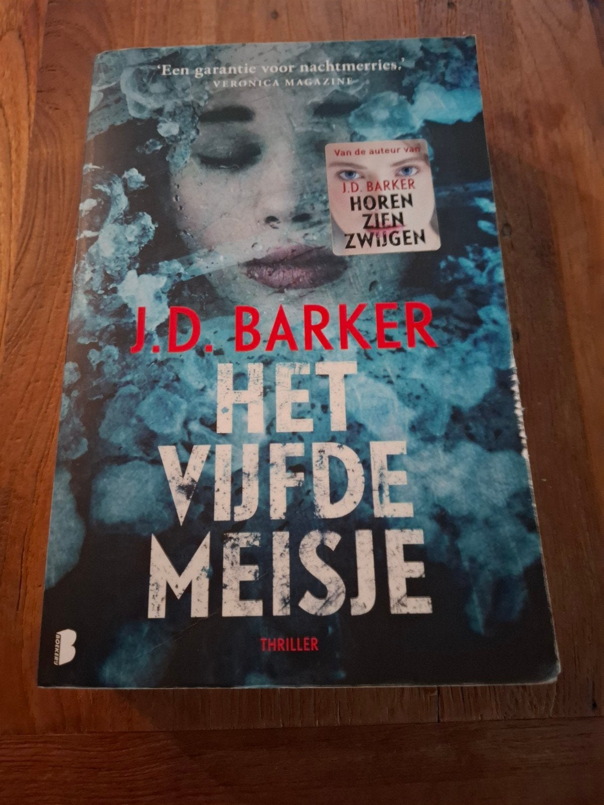 J.D. Barker - Het Vijfde Meisje (Thriller), Boeken, Ophalen of Verzenden, Gelezen, J.D. Barker, Wereld overig