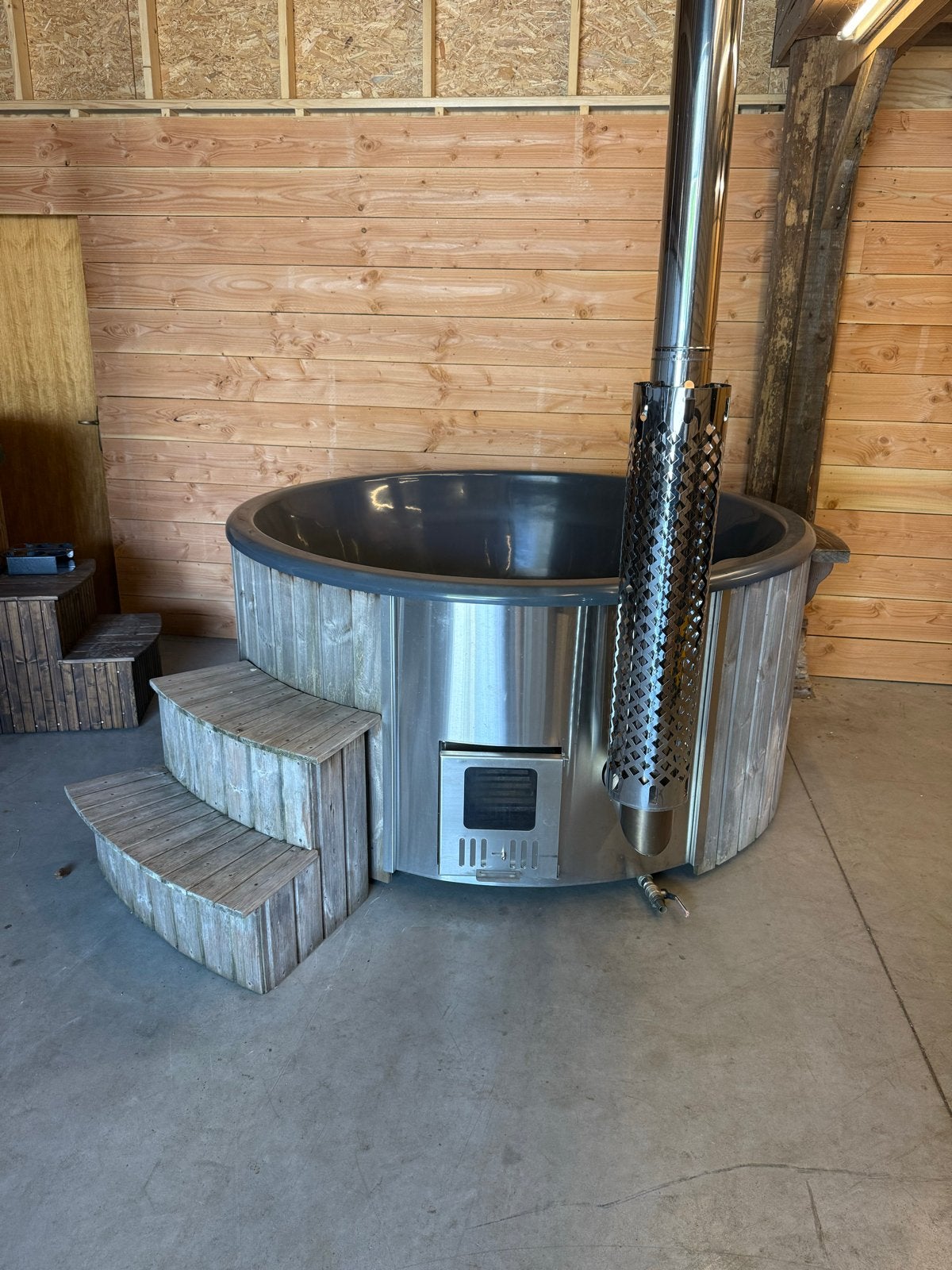 Nette Hottub met interne kachel - 4/6 personen, 2m doorsnee, Ophalen, Zo goed als nieuw