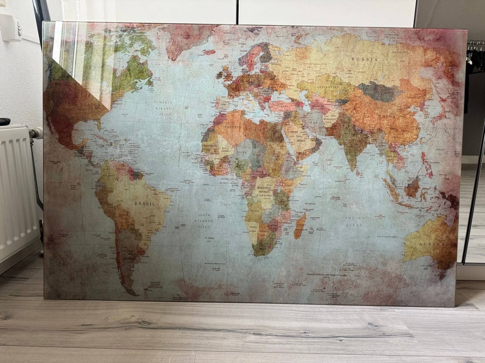 Grote wereldkaart - wanddecoratie op glas, Ophalen, 80 cm, Zo goed als nieuw, Glas