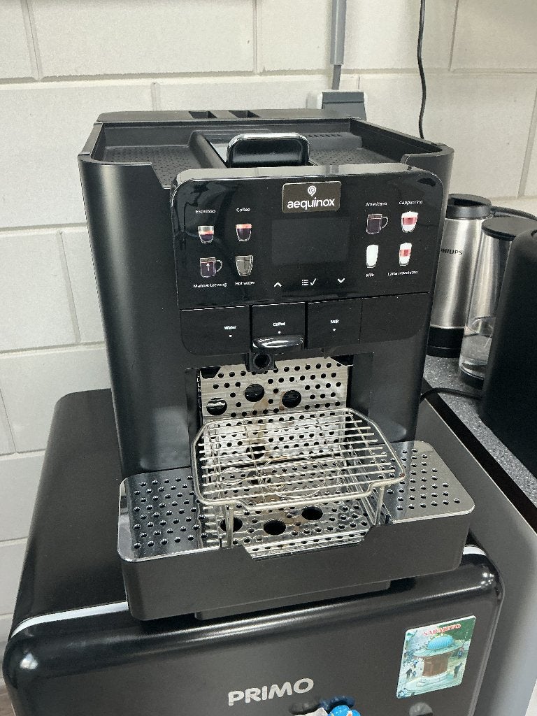Aequinox koffiezetapparaat geschikt voor Nespresso zakelijk, Ophalen, Koffiemachine, Zo goed als nieuw, 2 tot 4 kopjes