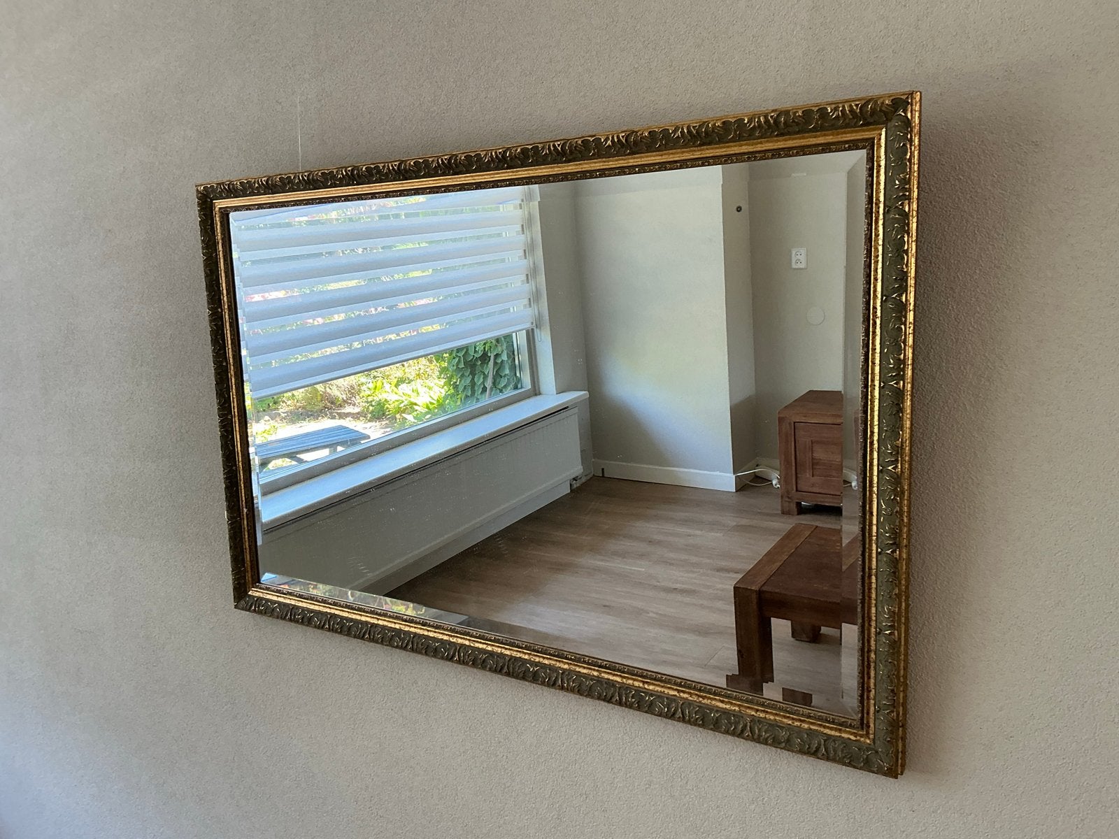 Grote spiegel met sierlijke gouden lijst, Antiek en Kunst, Ophalen, Rechthoekig, 100 tot 150 cm