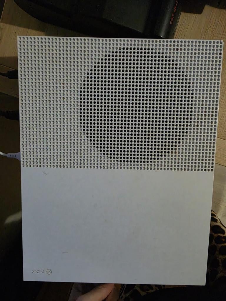 Xbox One S met 1 controller, Spelcomputers en Games, Spelcomputers | Xbox One, Ophalen