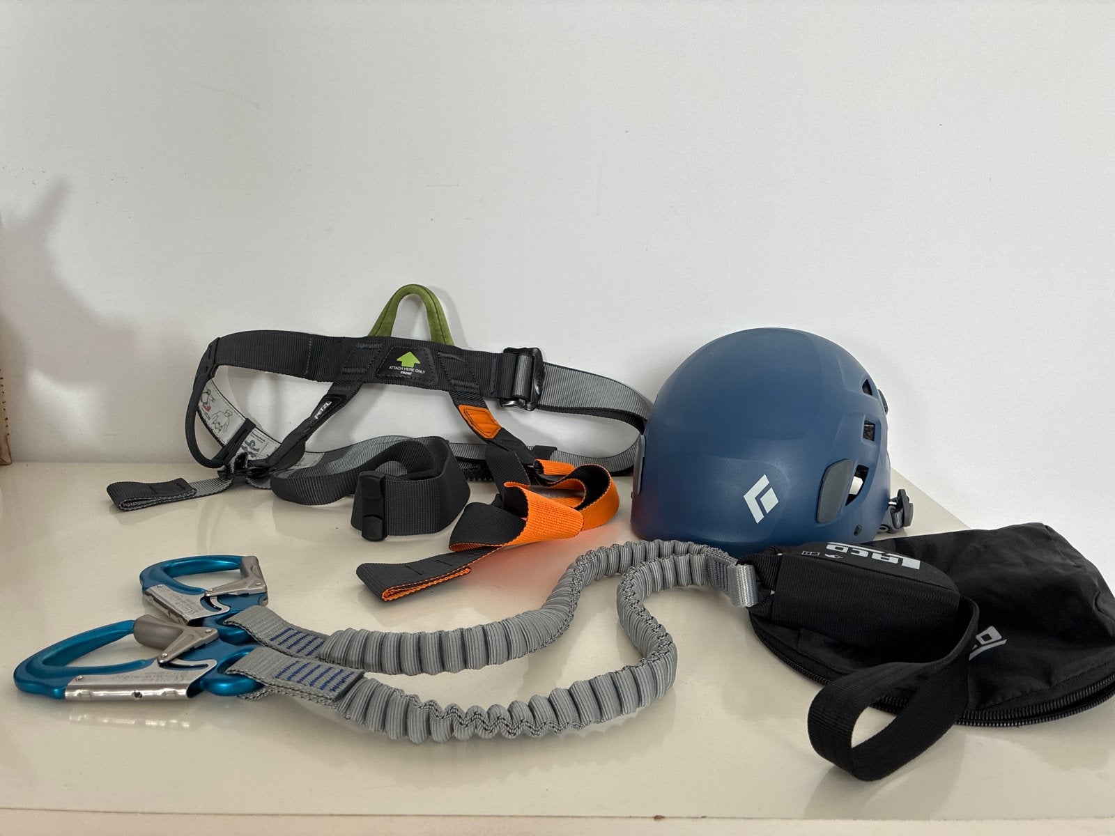 Klimuitrusting: Helm, Klimgordel en Via Ferrata set, Sport en Fitness, Ophalen of Verzenden, Zo goed als nieuw, Klimsport-accessoire