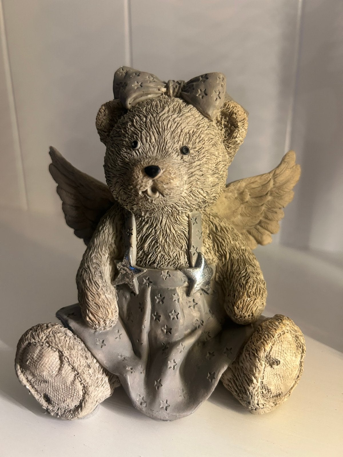 Hele leuke keramische beertje met vleugels (kerst)verzamelen, Verzamelen, Beren en Cherished Teddies, Ophalen of Verzenden, Zo goed als nieuw