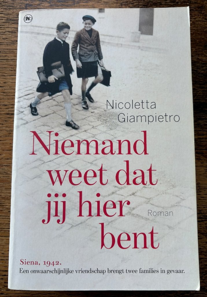Nicoletta Giampiero - Niemand weet dat jij hier bent, Ophalen of Verzenden, Zo goed als nieuw