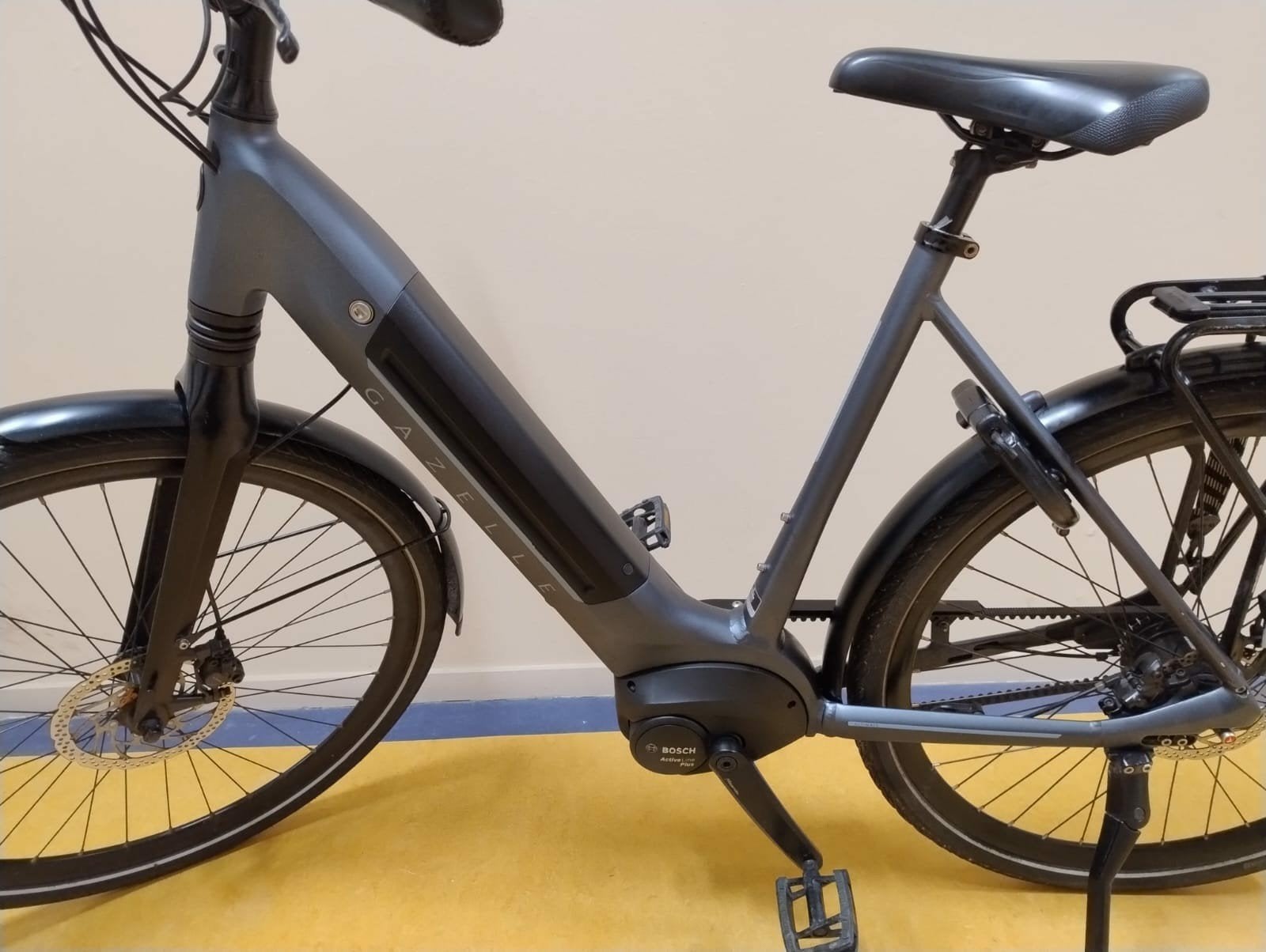 Gazelle Ultimate C8 2023 - 500 Watt - in zeer goede staat, Ophalen, Zo goed als nieuw, 51 tot 55 cm, 50 km per accu of meer