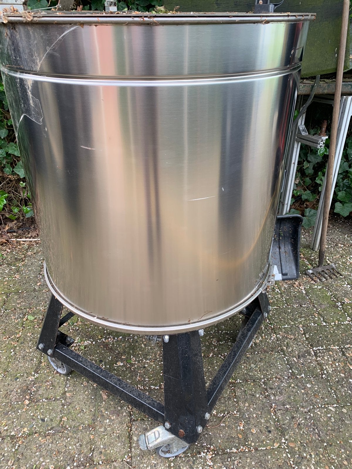 Rvs rolcontainer op  zwenkwiellen 215 liter, Ophalen