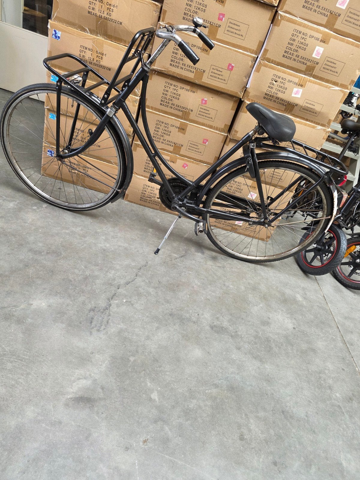 28 Inch Zwarte transportfiets met voordrager, Terugtraprem, Ophalen of Verzenden, Gazelle, 53 tot 56 cm