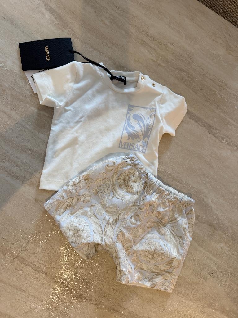 Versace Baby Barocco Set – T-shirt & Short (wit/beige), Jongetje of Meisje, Nieuw, Ophalen of Verzenden, Setje