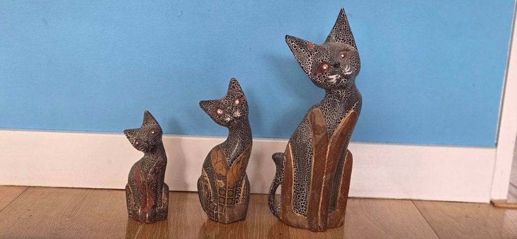 Set van 3 handgemaakte houten kattenbeeldjes (Bali stijl), Verzamelen, Ophalen of Verzenden, Zo goed als nieuw, Dier