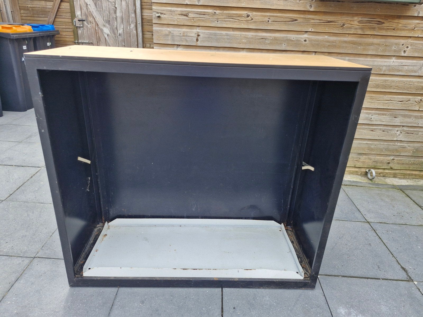 Zwart metalen kastje met houten blad, Ophalen, Gebruikt