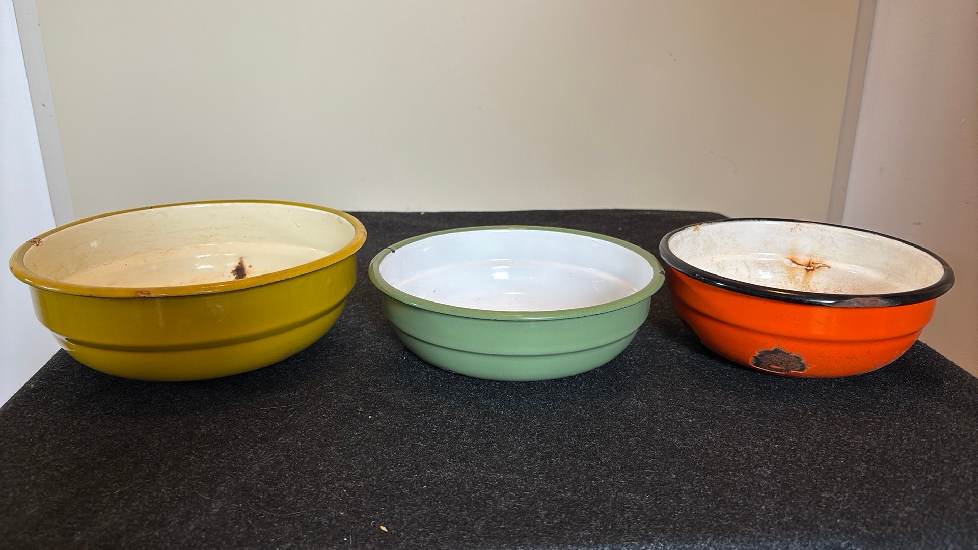 Erg oude emaille dekschaaltjes geel, oranje en groen, Ophalen of Verzenden, Overige materialen