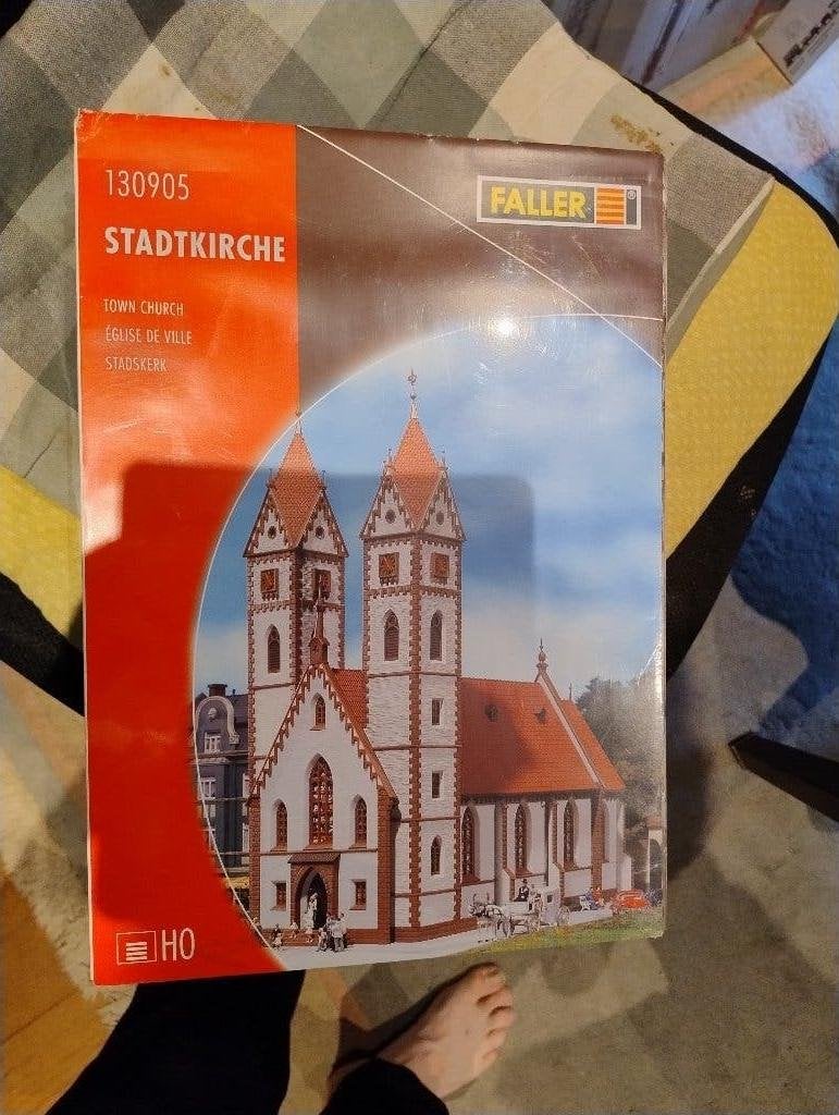 Faller 130905 – Stadtkirche (stadskerk), Hobby en Vrije tijd, Modeltreinen | H0, Nieuw, Brug, Tunnel of Gebouw, Gelijkstroom of Wisselstroom