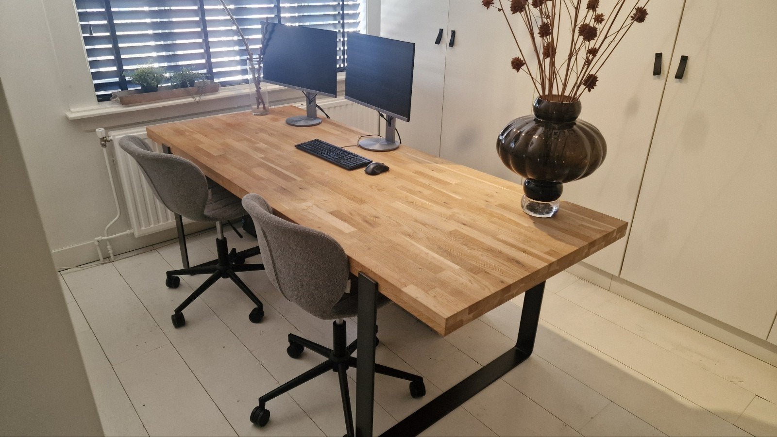 Robuust houten bureau met metalen onderstel, Huis en Inrichting, Bureaus, Ophalen, Gebruikt, Hout, Bruin