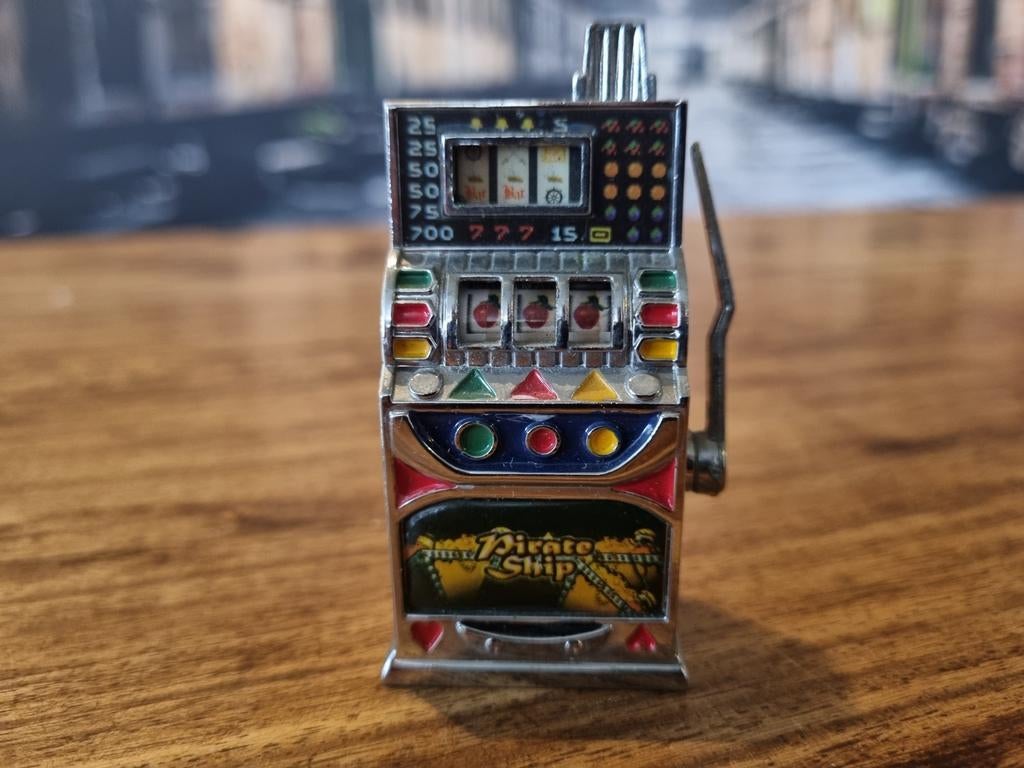 Miniatuur gokautomaat aansteker - 'Pirate Ship', Ophalen of Verzenden, Gebruikt