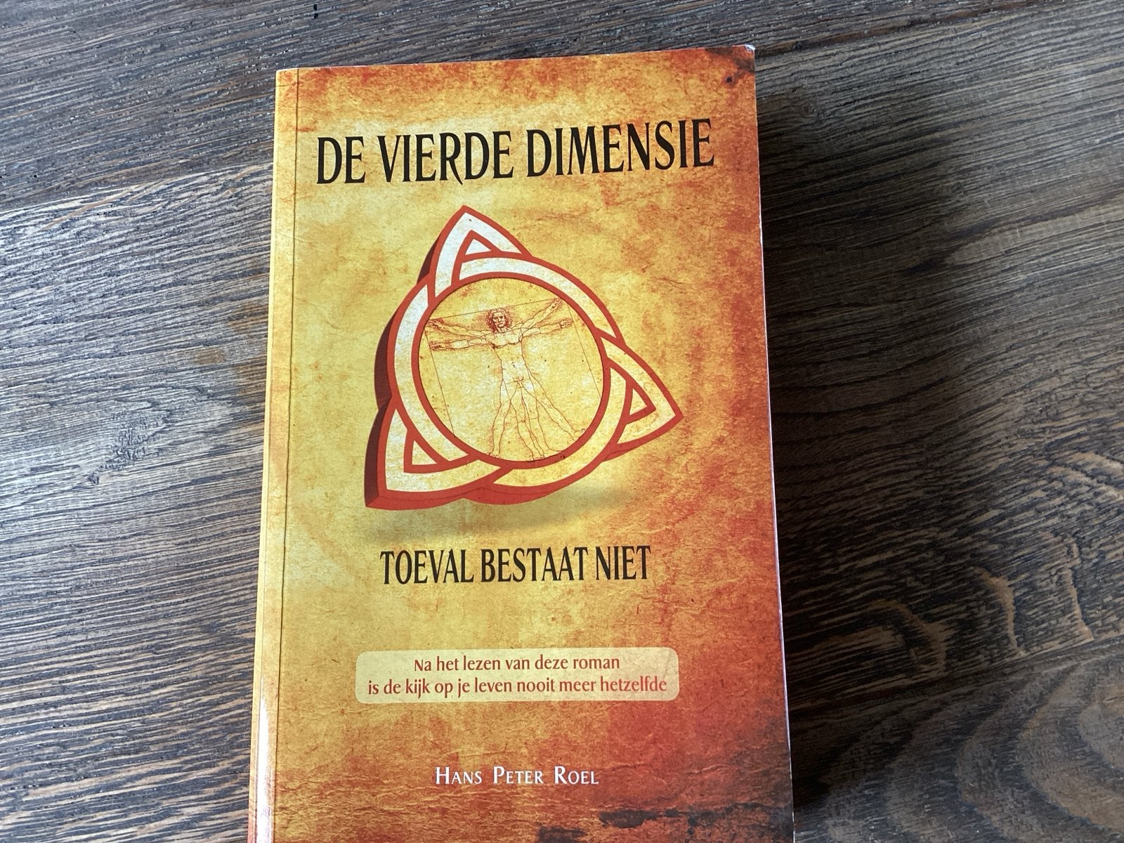 De Vierde Dimensie - Toeval Bestaat Niet - Hans Peter Roel, Boeken, Ophalen of Verzenden, Zo goed als nieuw, Nederland