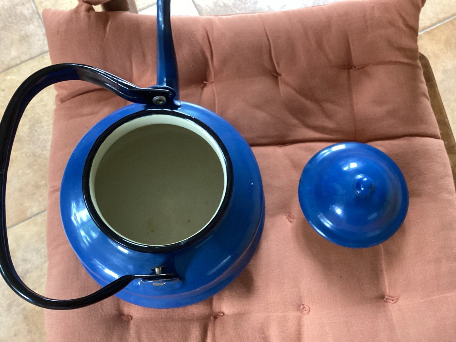 Blauwe emaille ketel, Ophalen