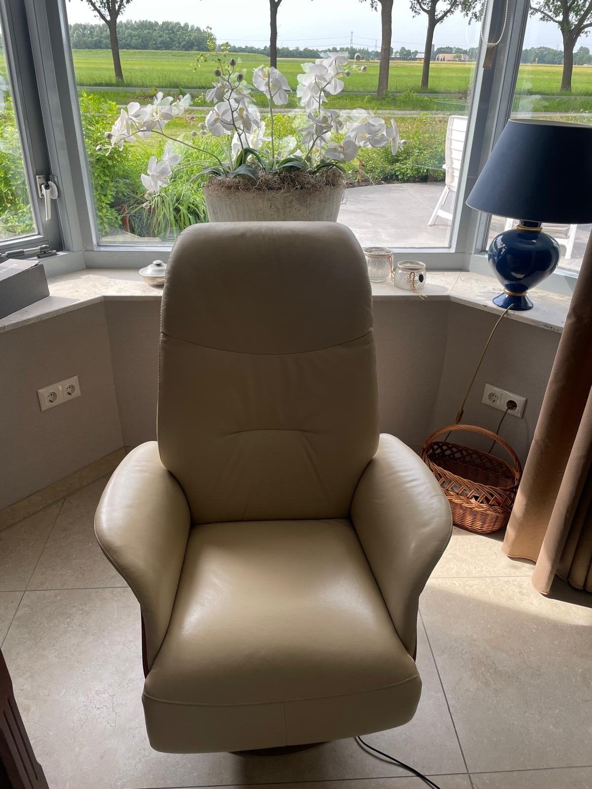 Luxe elektrische fauteuil - beige leer, verstelbaar, Huis en Inrichting, Fauteuils, Ophalen of Verzenden, Gebruikt, Leer, 75 tot 100 cm
