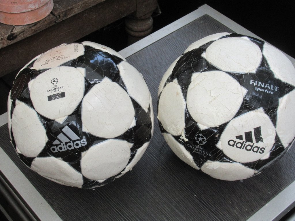 2 x zwart/witte Adidas VOETBAL uefa champions league (2003), Verzamelen, Ophalen of Verzenden, Gebruikt, Overige binnenlandse clubs