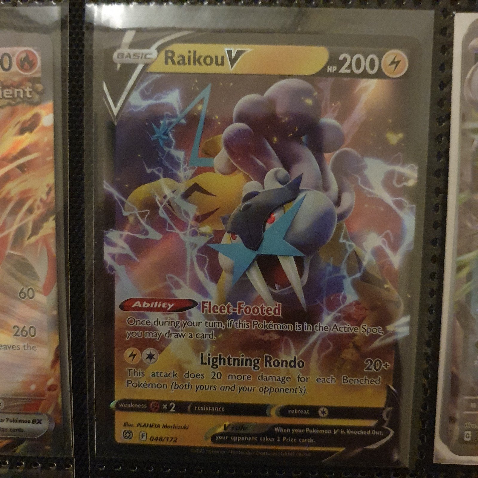 Pokemon Raikou V 048/172 Brilliant Stars, Hobby en Vrije tijd, Verzamelkaartspellen | Pokémon, Ophalen of Verzenden, Zo goed als nieuw