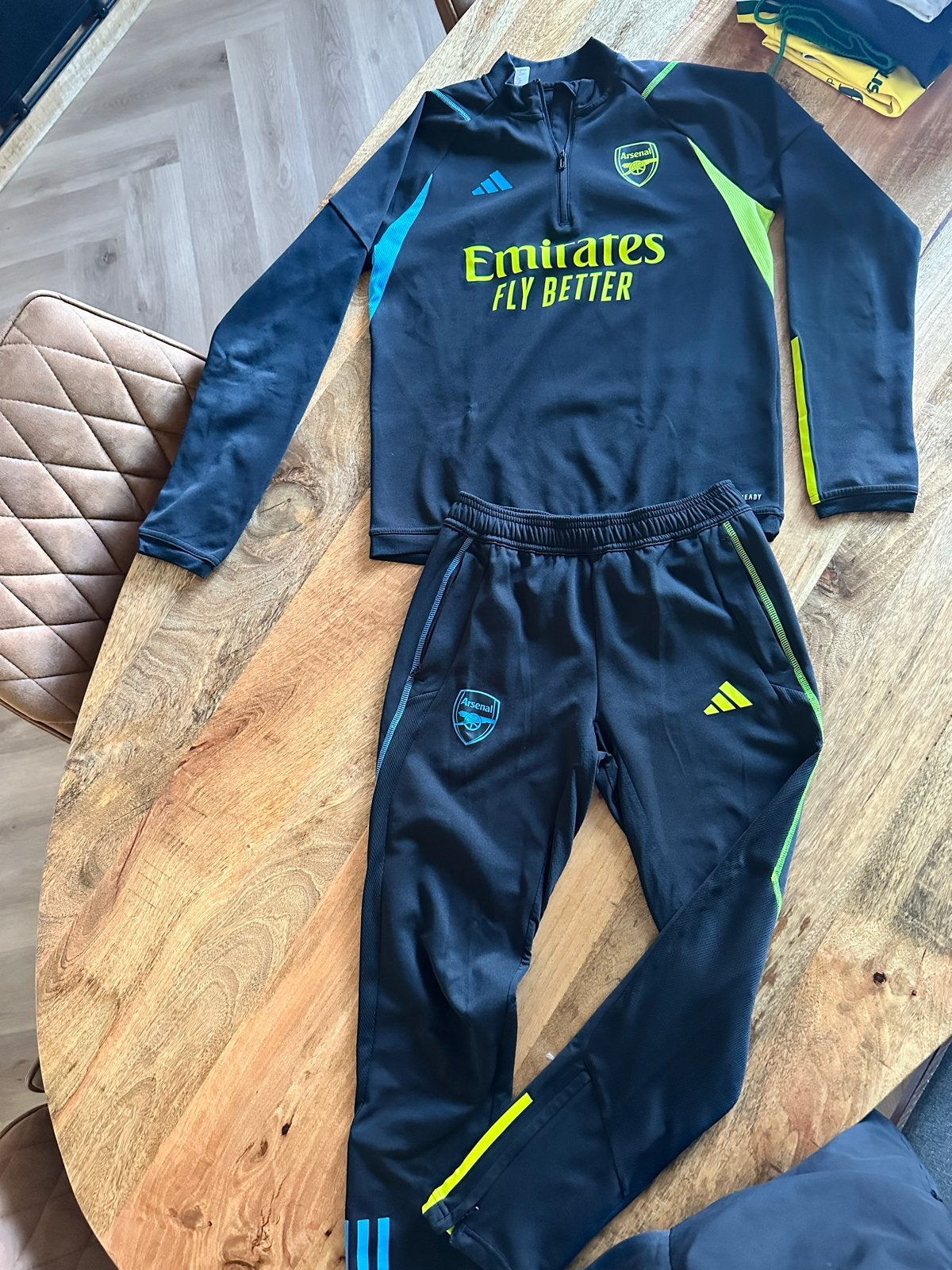 Adidas Arsenal trainingspak maat 164, Kinderen en Baby's, Kinderkleding | Maat 164, Ophalen of Verzenden, Zo goed als nieuw, Jongen