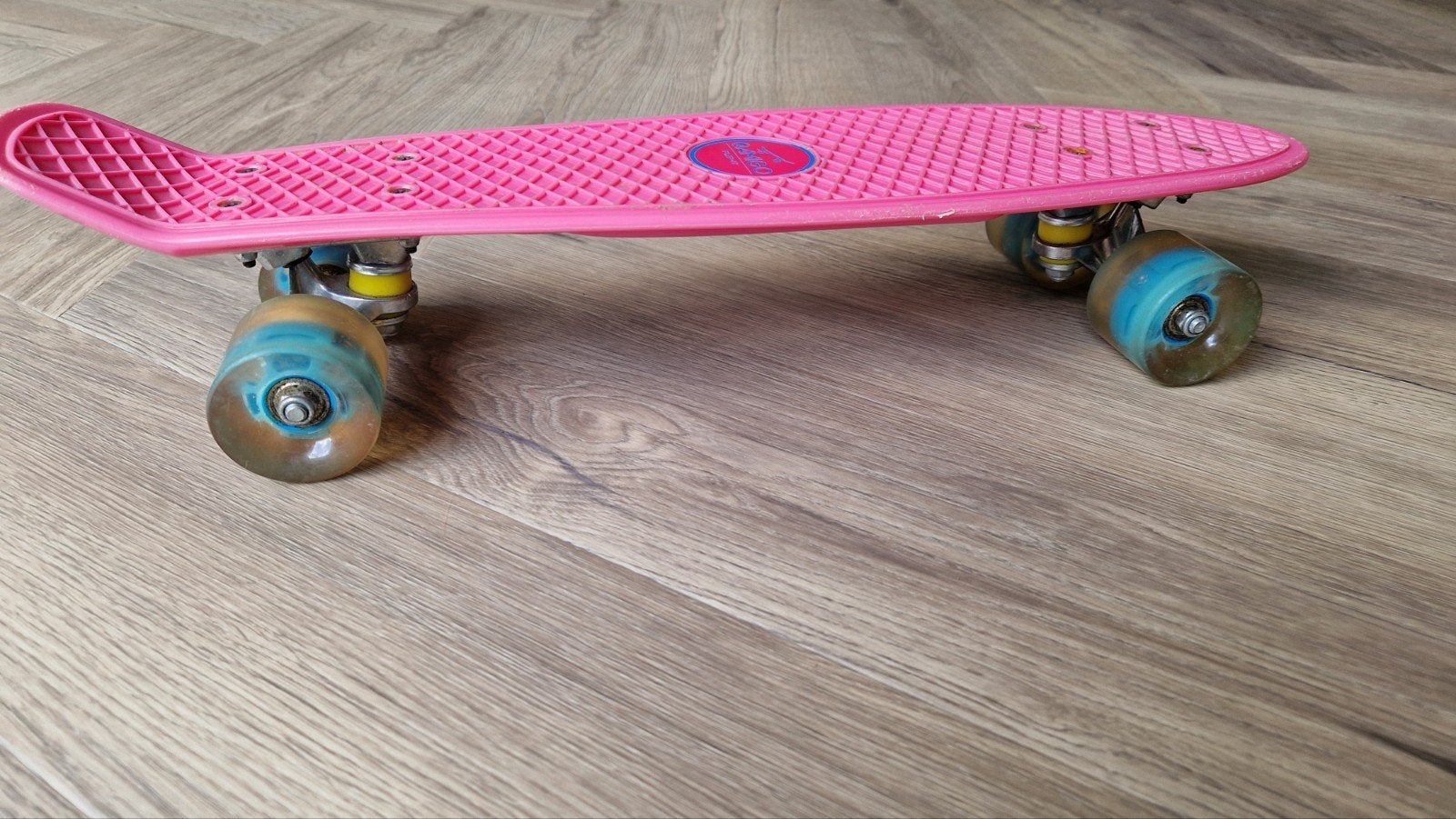 skatebord amigo flip-it rose met lichtjes in de wielen, Sport en Fitness, Skateboarden, Ophalen of Verzenden, Gebruikt, Skateboard