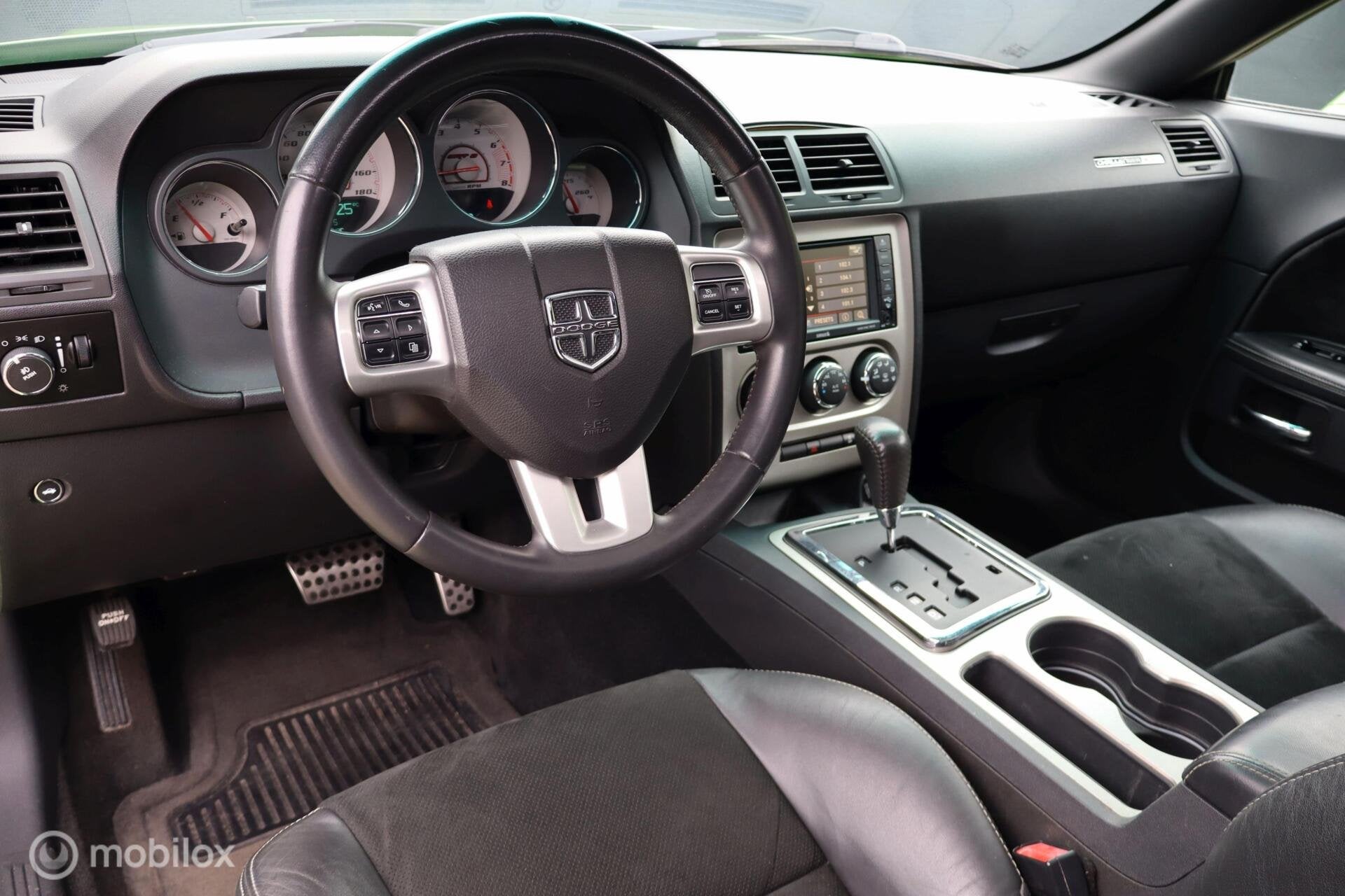Dodge Challenger SRT8 6.4 V8 aut 470 pk | schuifdak | mooi!, Auto's, Dodge, Automaat, Achterwielaandrijving, Gebruikt, 120 €/maand