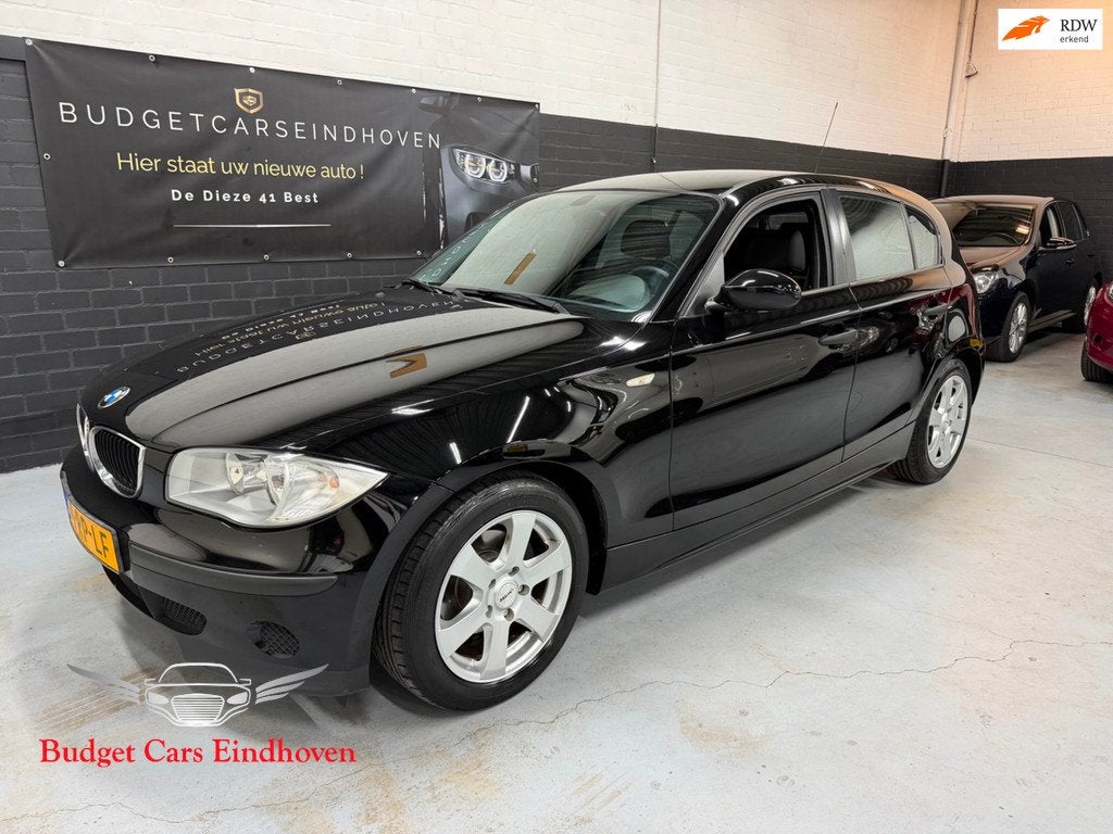 BMW 1-serie 116i Nap/Airco/Leder/APK 07-2027!, Auto's, BMW, 1596 cc, Achterwielaandrijving, Gebruikt, Zwart