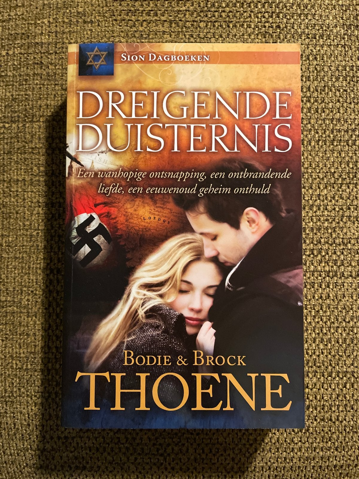Brock Thoene - Dreigende duisternis, Ophalen of Verzenden, Zo goed als nieuw, Brock Thoene; Bodie Thoene