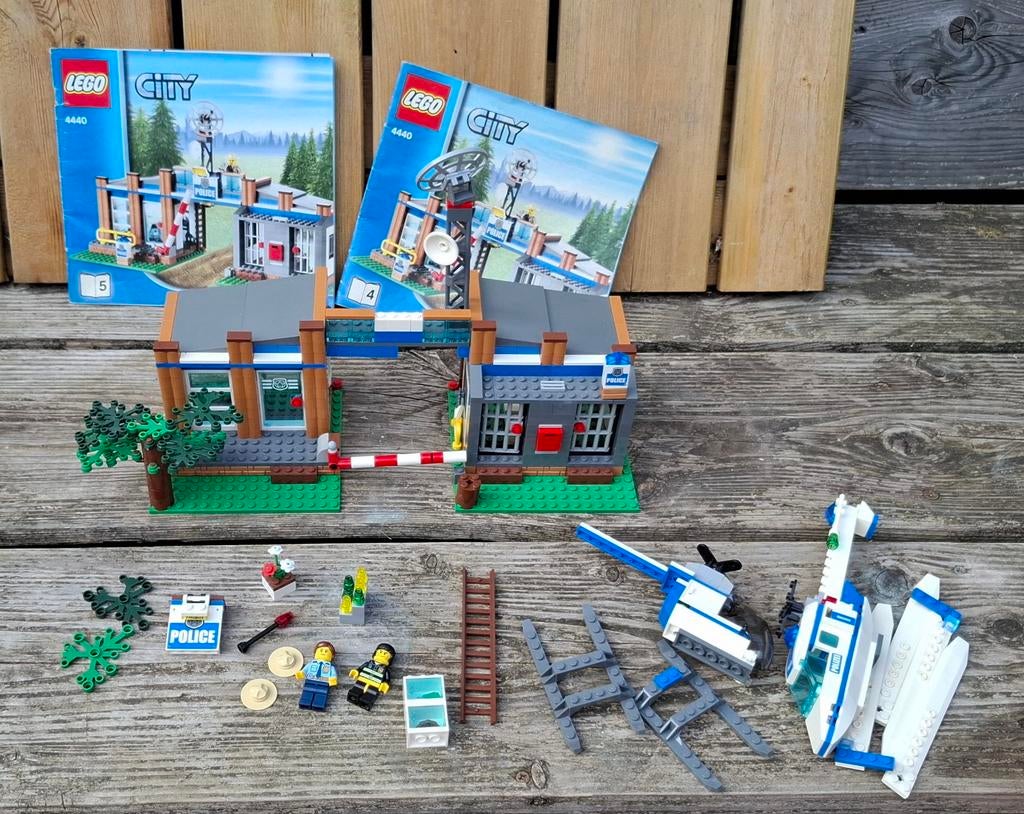 LEGO City Politiebureau 4440 met helikopter en figuren, Compleet, City, Lego, Ophalen of Verzenden