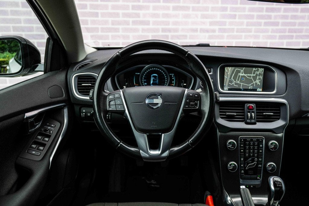 Volvo V40 Cross Country 1.6 T4 Momentum | Panoramadak | Navi, Auto's, Volvo, Gebruikt, Zwart, 4 cilinders, 179 pk