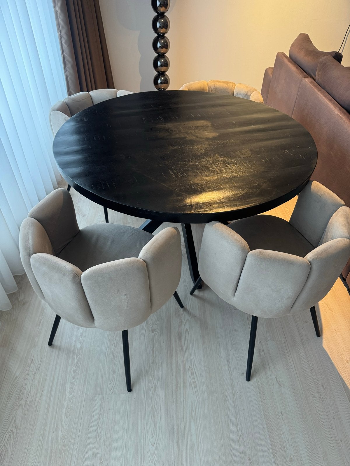 Elegante ronde eettafel van mango hout met 4 stoelen, 100 tot 150 cm, Rond, Ophalen of Verzenden, Zo goed als nieuw