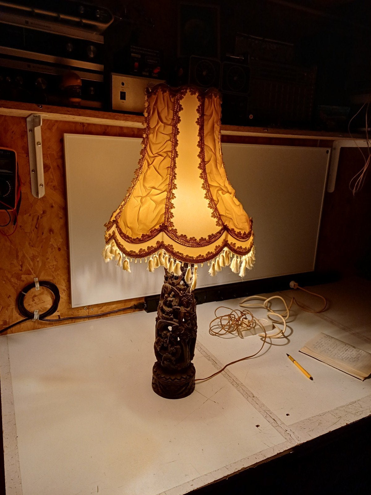 Vintage Balinese Lamp Gesneden Houten Voet en Stoffen Kap, Ophalen of Verzenden