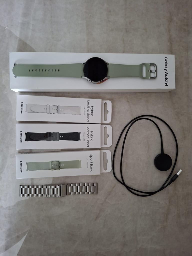 Samsung Galaxy Watch 4 40mm met 4 bandjes en Trio Charger, Ophalen, Zo goed als nieuw, Samsung, Waterdicht