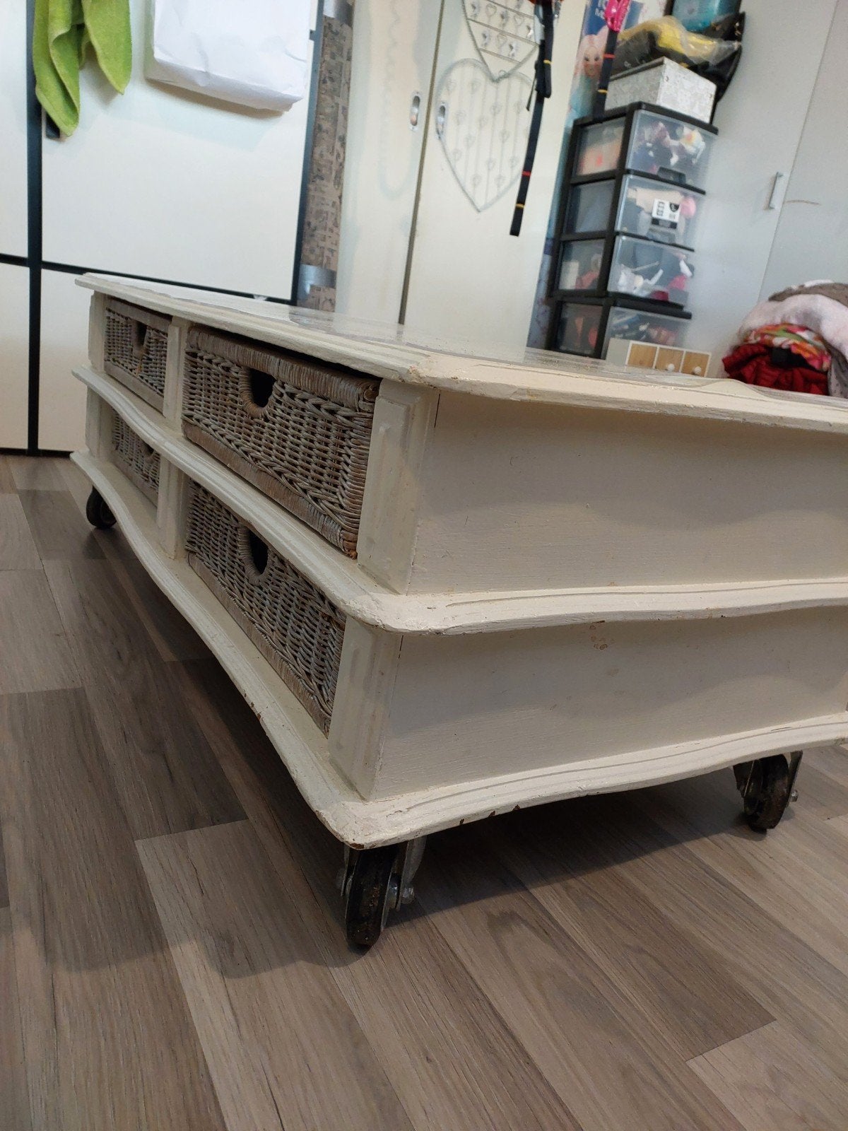 Salontafel met rieten manden en wieltjes, Gebruikt, Ophalen of Verzenden, Overige houtsoorten, Landelijke stijl